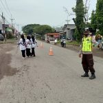 Polsek Pabuaran Polresta Cirebon berikan pelayanan kepada pengguna jalan raya