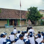 Wakapolsek Waled Polresta Cirebon Iptu Muhroni SH beserta Bhabinkamtibmas memberikan pembinaan dan Arahan Kepada Siswa siswi SMP negeri 1 Waled