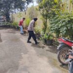 Wujudkan Lingkungan Bersih, Personel Polsek Ciwaringin dalam Kerja Bakti Bersihkan Halaman Mako
