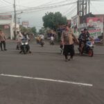 Pengaturan Lalu Lintas pagi di perempatan Desa Bunder guna antisipasi kemacetan dan laka lantas serta berikan rasa aman dan nyaman kepada warga.