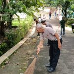 Kapolsek Lemahabang Bersinergi Ajak Forkopimcam dan Warga Bersih-bersih di Objek Wisata Cikuya