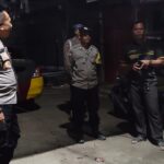 Kapolsek Arjawinangun Patroli Dialogis Bersama Satpam Pasar Tegalgubug, Sosialisasikan Layanan 110