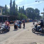 Personel Polsek Babakan Polresta Cirebon Laksanakan Pengaturan Lalu Lintas Pagi di Perempatan Desa Pakusamben