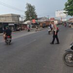 Polsek Losari Polresta Cirebon Laksanakan Pengaturan Lalu Lintas Pagi di Pertigaan Jalan Baru, Arus Lancar dan Aman