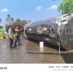 Tindakan Respon cepat Polsek Pabuaran Polresta Cirebon bersama PJR Tol dan Pengelola PT. SMR (Semesta Marga Raya) mengevakuasi mobil yang terguling di area pintu masuk Rest Area 228-A (Kanci – Pejagan).