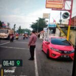 Pengaturan Lalu Lintas Pagi, Polsek Depok Wujudkan Kamseltibcarlantas di Depan SMK Ulil Albab