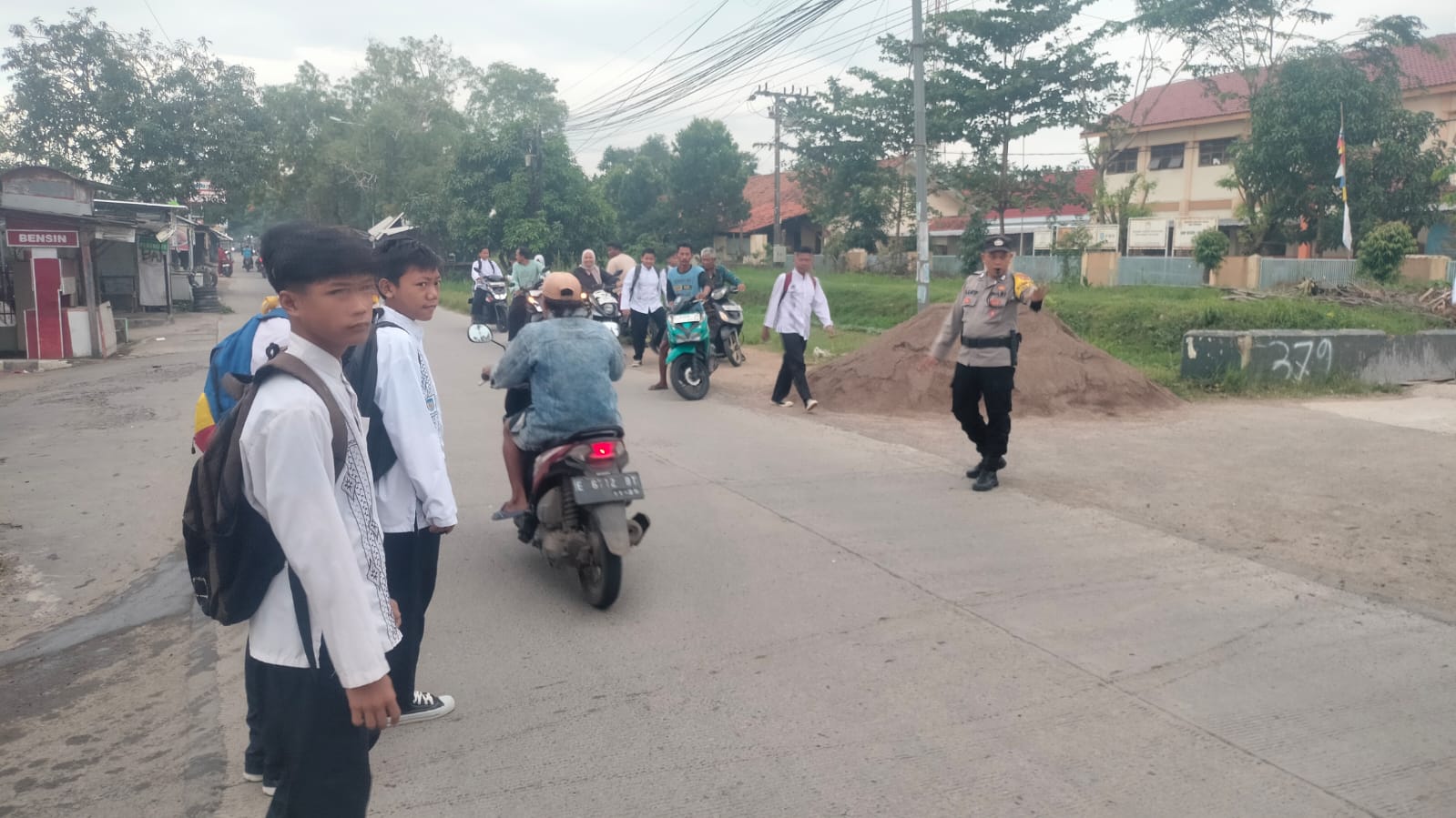 Polsek Kaliwedi Polresta Cirebon Laksanakan Pengaturan Lalu Lintas Pagi di Depan SMPN 1 Kaliwedi