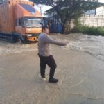 Giat Polsek Pangenan Laksanakan Siaga Bencana, Atur Lalu Lintas Akibat Genangan Air di Desa Rawaurip