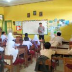 Police Goes to School, Ps Kanit Binmas Polsek Depok Berikan Edukasi Anti Bullying dan Disiplin kepada Pelajar SDN 1 Desa Lurah
