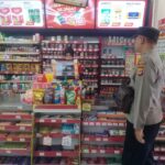 Kegiatan Polsek Pangenan memberikan himbauan kamtibmas kepada Karyawan Minimarket Alfamart.