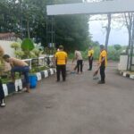 Wujudkan Lingkungan Bersih, Personel Polsek Susukan Lebak Gelar Kerja Bakti Bersihkan Mako