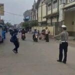 Personel Polsek Arjawinangun Laksanakan Pengaturan Pagi di Depan SMPN 1 Arjawinangun untuk Berikan Rasa Aman kepada Pelajar