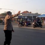 Personel Polsek Pangenan Laksanakan Pengaturan Lalu Lintas Pagi di Jalur Pantura Demi Kelancaran Aktivitas Masyarakat