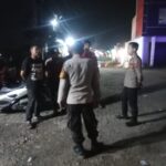 Bhabinkamtibmas Desa Cengkuang Aiptu Kasno melaksanakan kegiatan monitoring penyaluran bantuan pangan.