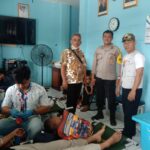 Bhabinkamtibmas Desa Tegalkarang, Aipda H. Anggih Estu, S.H, berdiri dengan sigap di barisan depan, mengenakan seragam kebanggaannya yang memberi kesan kewibawaan. Di sampingnya, Kepala Desa Tegalkarang, Ibu Nurhaesih, turut serta mengawasi jalannya kegiatan donor darah yang diselenggarakan di balai desa.