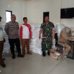 Bhabinkamtibmas dan Babinsa Desa Orimalang Berikan Pengamanan Penyaluran Bantuan Pangan Nasional