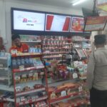 Polsek Pangenan Monitoring Harga dan Ketersediaan Bahan Pokok di Minimarket Alfamart Japura Lor