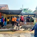 KEBAKARAN RUMAH DI DESA CEMPAKA, POLSEK DEPOK GERAK CEPAT DATANGI TKP DAN BANTU EVAKUASI