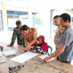 Bhabinkamtibmas Desa Setu Kulon Bantu Pengamanan Penyaluran BLT Dana Desa kepada Warga