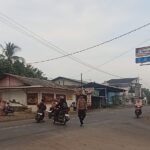 Polsek Ciwaringin berikan pelayanan prima di pagi hari guna memberikan rasa aman kepada pelajar serta pengguna jalan.