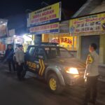 Patroli Malam Polsek Weru Himbau Pedagang yang Buka Hingga Larut Malam Tetap Waspada