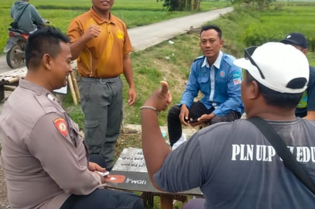 Bhabinkamtibmas Polsek Pabedilan Perkuat Sinergi Harkamtibmas Melalui Sambang dan Koordinasi dengan Petugas PLN serta Warga Desa Pesuruan