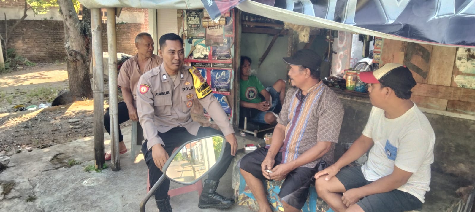 Patroli Dialogis Polsek Lemahabang Sambangi Warga di Desa Asem, Imbau Waspada Cegah Kriminalitas