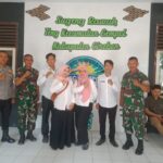 Bripka Suhono Andri dan Babinsa Desa Gempol, Serka Andi Sudarmo, dalam menjalankan tugas penting mereka. Di tengah gemuruh aktivitas harian, kedua sosok ini berdiri tegap dan penuh perhatian, fokus pada tugas monitoring jadwal Burekol Bank BNI serta distribusi KKS (Kartu Kesejahteraan Sosial) untuk masyarakat Kecamatan Gempol, Kabupaten Cirebon.