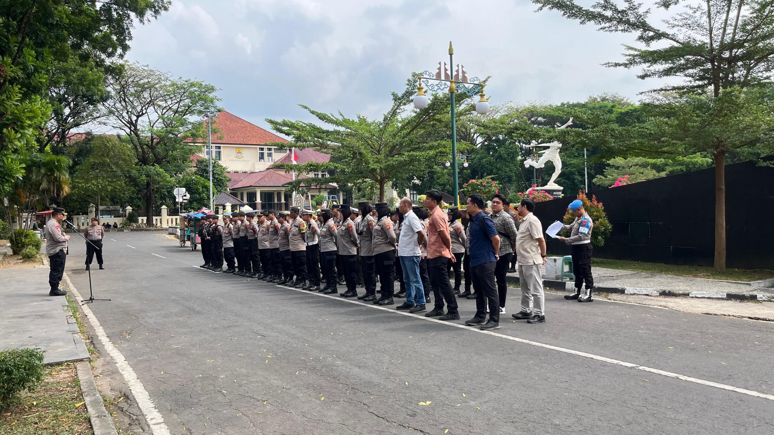Polresta Cirebon Gelar Apel Kesiapan Pengamanan FGD Front Anti Kekirikan Di DPRD Kabupaten Cirebon