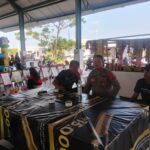 Sambangi warga BhabinKamtibmas Desa Gebang mekar Polsek Gebang Polresta Cirebon laksanakan patroli dialogis bersama warga