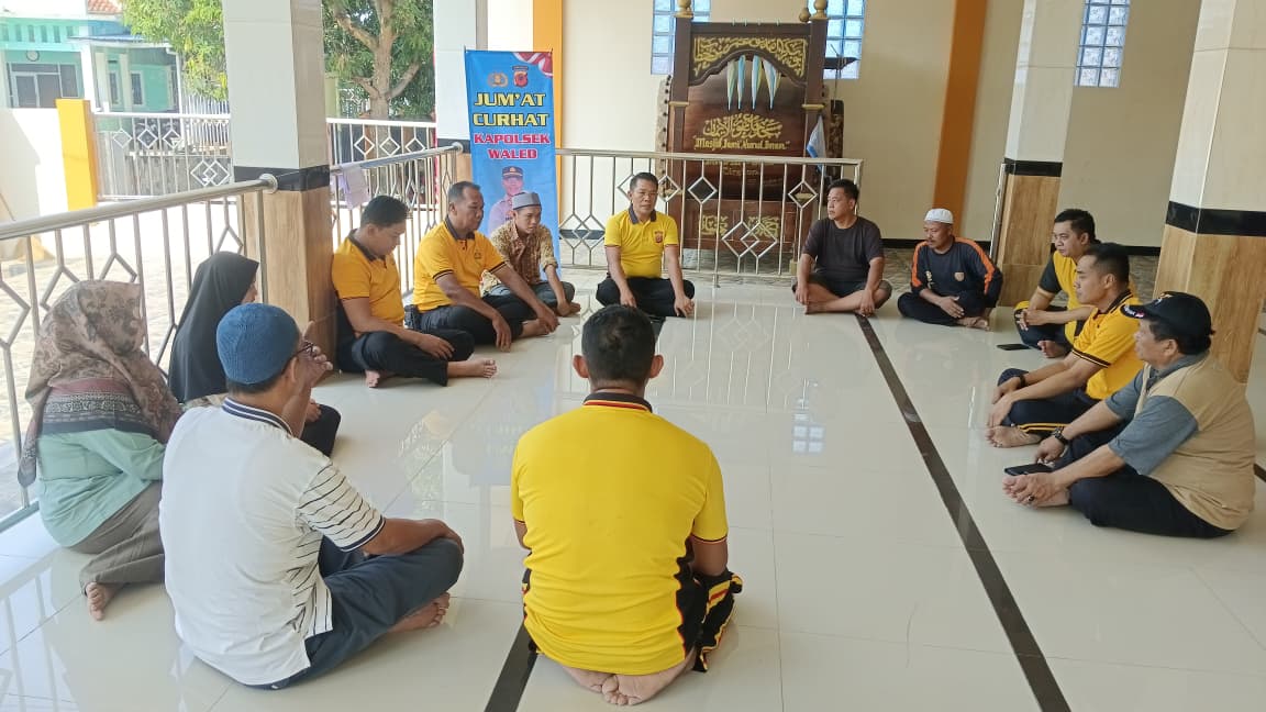 Jumat Curhat di Masjid Nurul Iman, Kapolsek Waled Serap Aspirasi Warga Mekarsari dan Perkuat Sinergi Kamtibmas