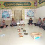 Tingkatkan iman dan takwa kepada Allah SWT Kapolsek Arjawinangun pimpin Doa bersama anggota.