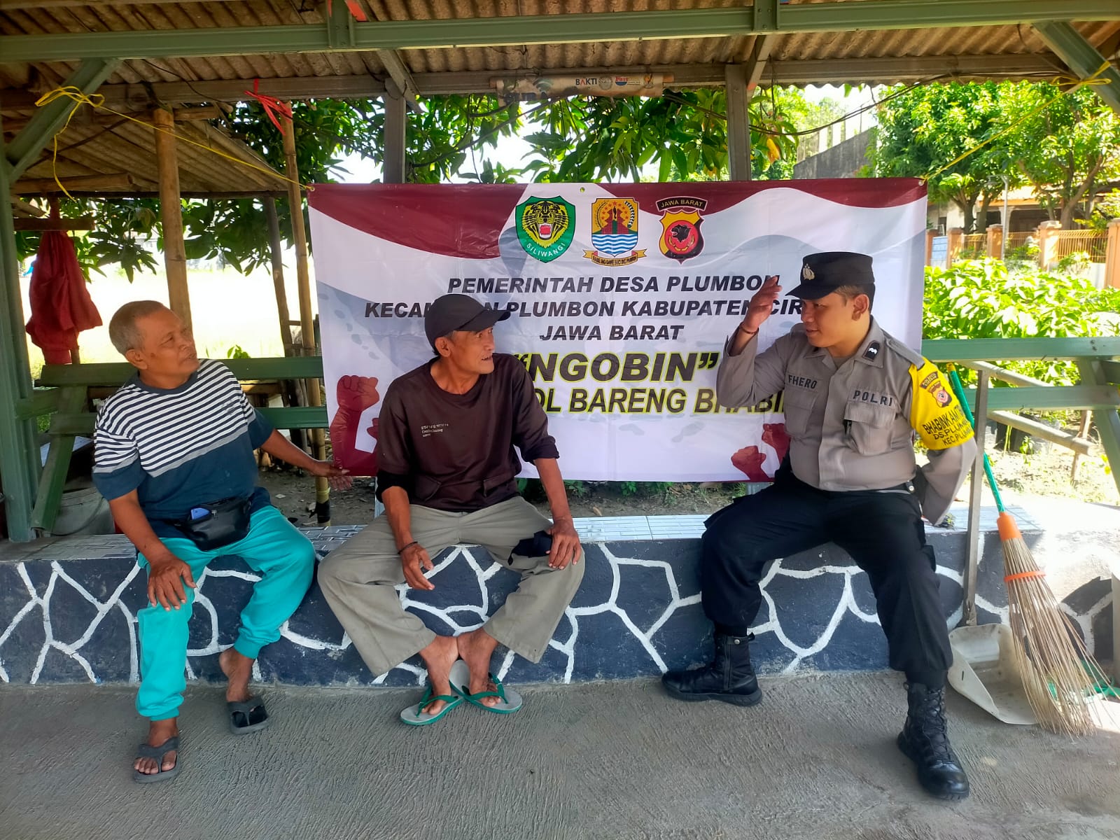 Program “Ngobin” Bhabinkamtibmas Polsek Depok Pererat Kedekatan dengan Warga Desa Plumbon Melalui Sambang Kamtibmas