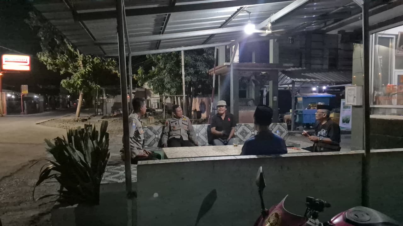 Laksanakan Patroli dan Kontrol Pos Kamling dialogis bersama warga masyarakat