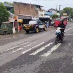Polsek Karangsembung Laksanakan Pengaturan Lalu Lintas Pagi di Jalan Raya Jatipiring Demi Keselamatan Masyarakat