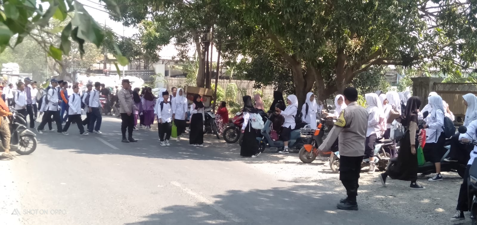 Rutinitas pengaturan siang hari Polsek Panguragan memberikan pelayanan kepada masyarakat