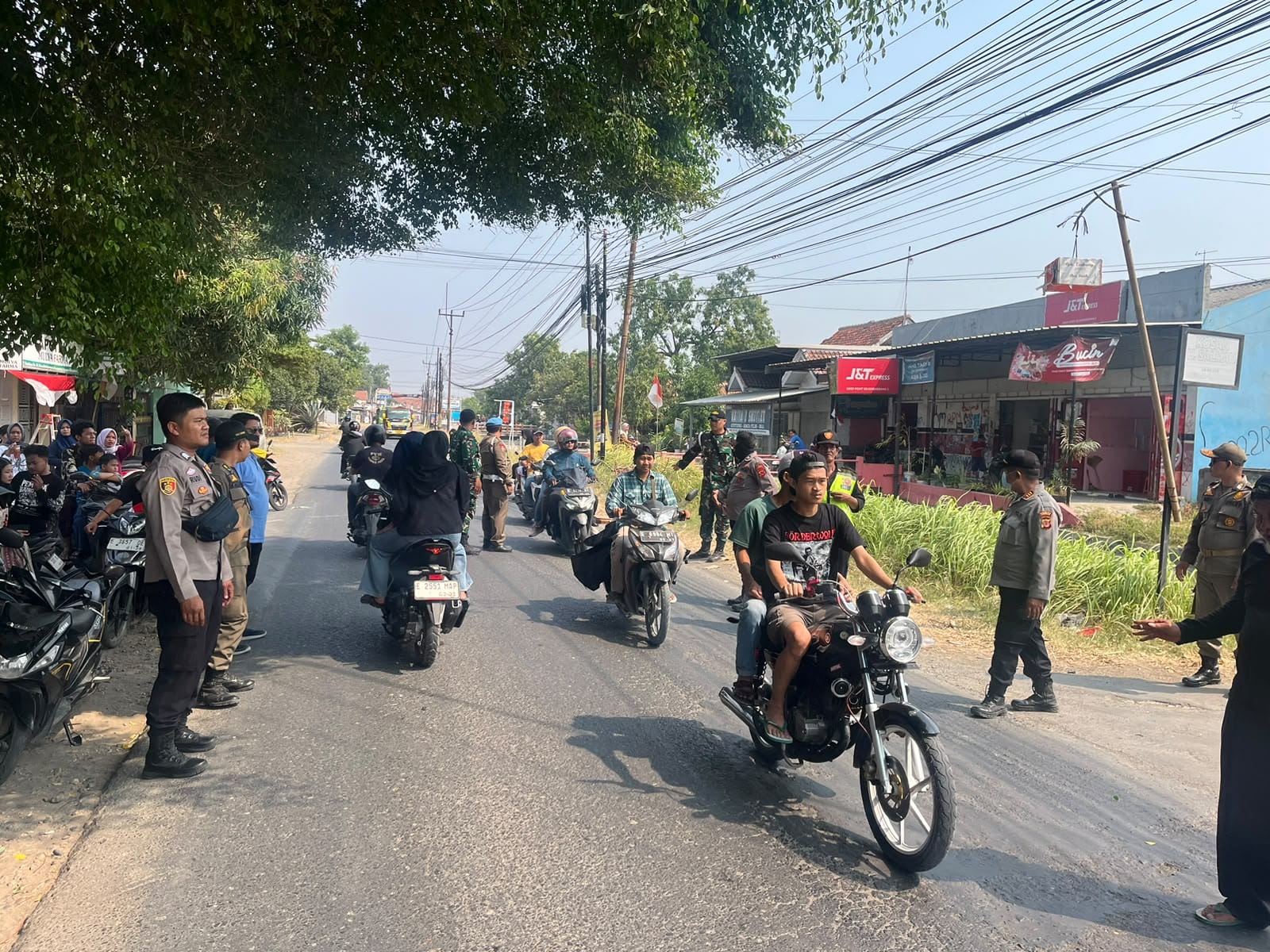 Sinergitas TNI-Polri, Polsek Babakan dan Koramil Hadir Amankan Kegiatan Masyarakat