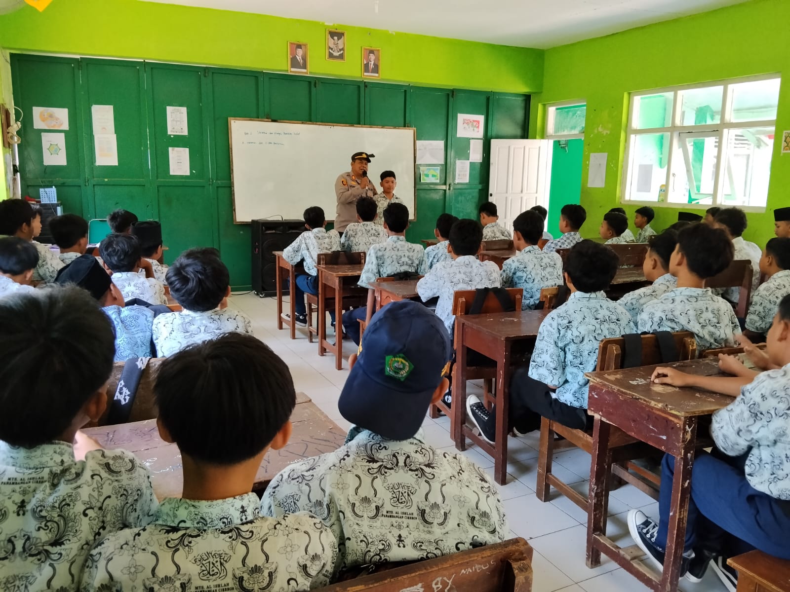 Kapolsek Sedong Sambangi MTs Al-Ishlah melalui Program Police Goes to School, Edukasi Pelajar Cegah Bullying dan Kenakalan Remaja