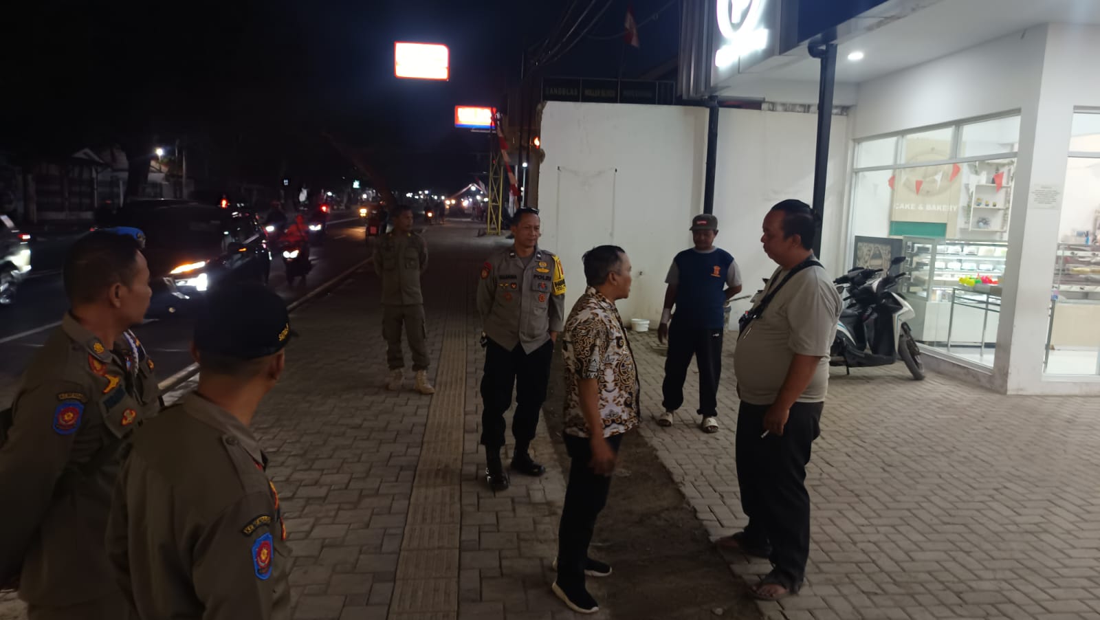 Polsek Weru Dampingi Satpol PP Kabupaten Cirebon Tertibkan PKL di Trotoar Jalan Fatahillah
