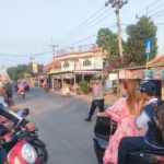Polsek Ciwaringin berikan pelayanan prima di pagi hari guna memberikan rasa aman kepada pelajar serta pengguna jalan.