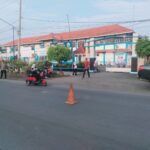 Cegah kemacetan, laka lantas, dan tawuran pelajar, Polsek Lemahabang atur lalu lintas di depan SMK Bina Warga Lemahabang pagi hari.