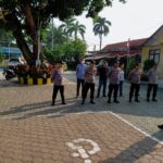Sampaikan arahan pimpinan, Plt. Kapolsek Lemahabang pimpin Anev mingguan anggota.