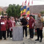 Wujudkan Keamanan dan Ketertiban, Bhabinkamtibmas dan Babinsa Sinergi Amankan Gerak Jalan HUT RI ke-81 di Desa Orimalang