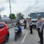 Kanit Lantas Polsek Arjawinangun dan Anggota Pantau dan Atur Arus Lalu Lintas di Depan Pasar Sandang Tegalgubug