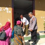 Ps Kanit Binmas Polsek Astanajapura Polresta Cirebon Monitoring Penyaluran Bantuan Pangan Beras di Desa Kanci Kulon