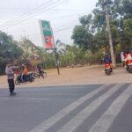 Personil Polsek Klangenan Polresta Cirebon Bantu Evakuasi Korban Kecelakaan Lalu Lintas