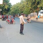 Polsek Sumber Polresta Cirebon Gelar PH Pagi, Pastikan Arus Lalu Lintas di Pertigaan Ponpes Al-Khairiyah Lancar