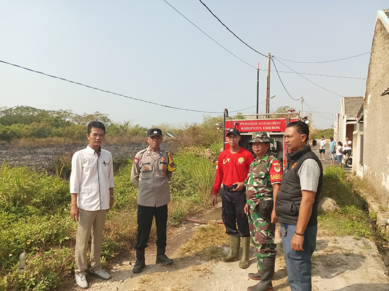 Polsek Talun Respon Cepat Tangani Kebakaran Lahan Kosong di Desa Sampiran