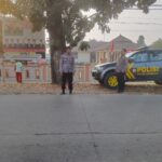 Polsek Ciwaringin Hadir di Jam Sibuk Pagi, Berikan Pelayanan Prima kepada Pelajar dan Pengguna Jalan