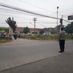 Berikan Rasa Aman dan Kelancaran Arus Lalu Lintas, Personel Polsek Kaliwedi Gelar Giat PH Pagi di Depan SMPN 1 Kaliwedi